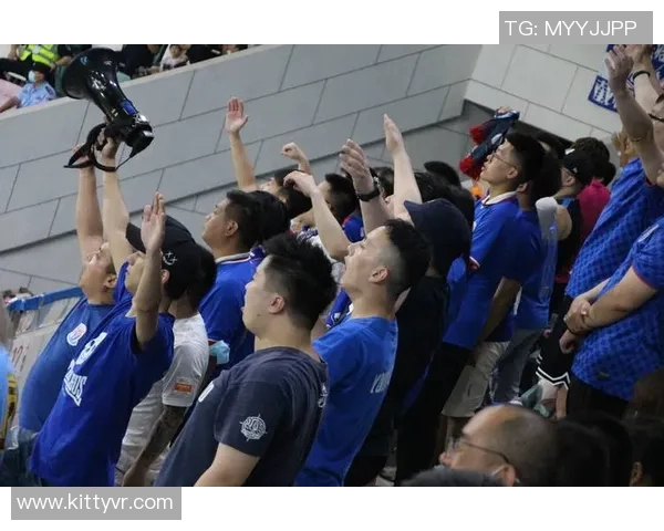 巴塞尔与锡永激战正酣球迷热情高涨走进看台助威 巴塞尔与锡永激战正酣球迷热情高涨走进看台助威