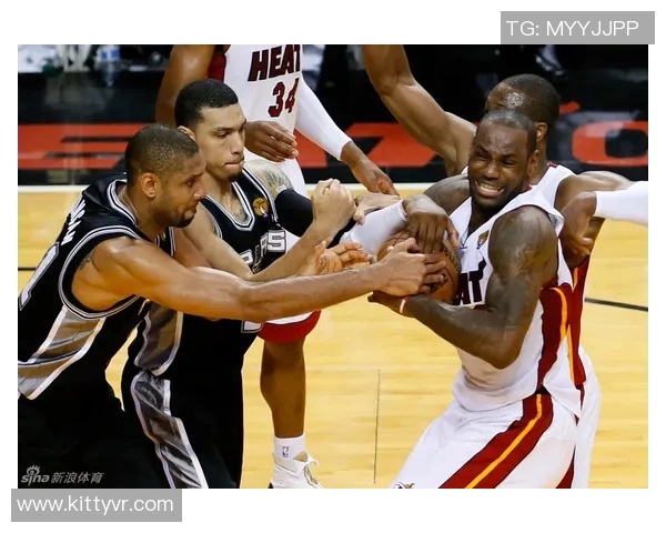 热火与马刺总决赛第二场激战回顾球星对决引发的精彩瞬间与战术分析 热火与马刺总决赛第二场激战回顾球星对决引发的精彩瞬间与战术分析